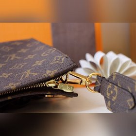 LV Модель M47542 Сумка через плечо Косметичка из ткани Monogram 