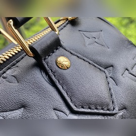 LV Артикул： M58631 Уникальный дизайн и кожаные ручки Эта сумка и