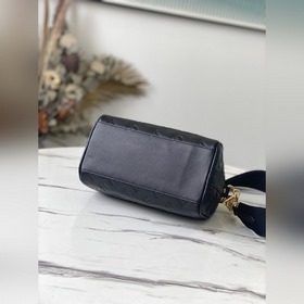 LV Артикул： M58631 Уникальный дизайн и кожаные ручки Эта сумка и