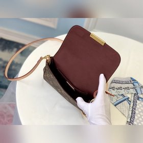LV Старая сумка через плечо Размеры： 22,0 x 13,0 x 4,0 см (Длина