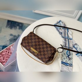 LV шоколадного цвета с гладкой кожаной отделкой - Сумка через пле