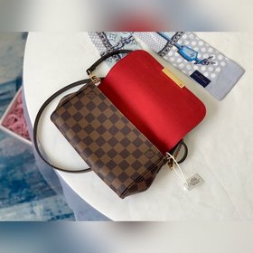 LV шоколадного цвета с гладкой кожаной отделкой - Сумка через пле