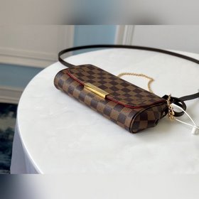 LV шоколадного цвета с гладкой кожаной отделкой - Сумка через пле