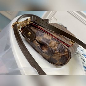 LV шоколадного цвета с гладкой кожаной отделкой - Сумка через пле