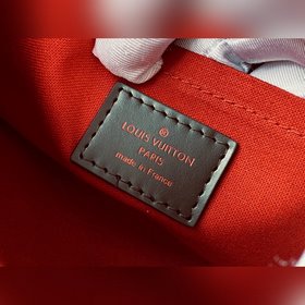 LV шоколадного цвета с гладкой кожаной отделкой - Сумка через пле