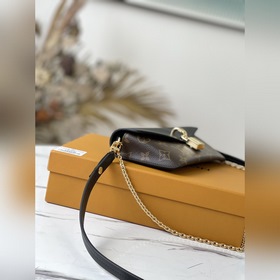 LV Артикул： M80559 Черная сумка Padlock on Strap Классическая су