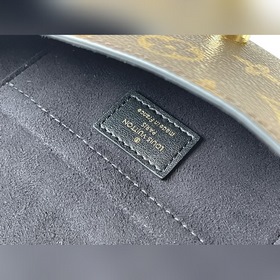 LV Артикул： M80559 Черная сумка Padlock on Strap Классическая су