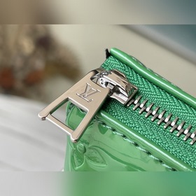 LV Артикул： M57783 Зеленая сумка Coussin среднего размера из лак