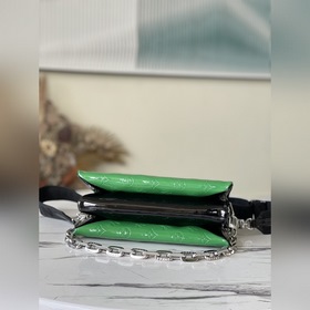 LV Модель： M57793 Маленькая сумка Coussin из лакированной кожи з
