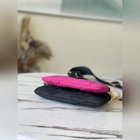 LV Артикул： M58980 Черный / Розовый Maxi Multi Pochette Accessoi