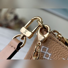 LV Артикул： M80349  Сумка Easy Pouch On Strap Изготовлена из ко