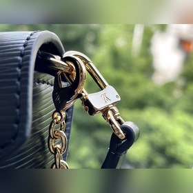 LV Модель： M80682 Сумка с ремешком и замком С сумкой LV Padlock 