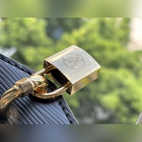 LV Модель： M80682 Сумка с ремешком и замком С сумкой LV Padlock 