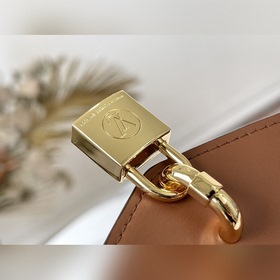 LV Артикул： M80763 Сумка Padlock on Strap цвета карамельного Кла