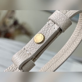 LV Модель： M81066 Easy Pouch On Strap Сумка Весенняя коллекция 2