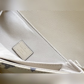LV Артикул： M45384 Кремово-белая сумка Pochette Métis с тисненым 