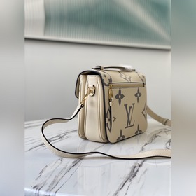 LV Артикул： M45384 Кремово-белая сумка Pochette Métis с тисненым 
