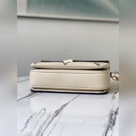 LV Артикул： M45384 Кремово-белая сумка Pochette Métis с тисненым 