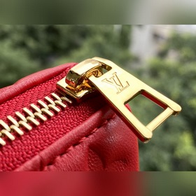 LV Модель： M57792 Красная сумка Coussin Small завершила весенне-