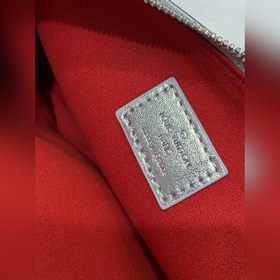 LV Модель： M57913 Серебристая сумка Coussin Small Блеснула на ве