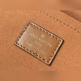 LV Модель M44654 Сумка Locky BB цвета карамельного Эта небольшая