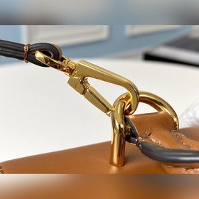 LV Модель M44654 Сумка Locky BB цвета карамельного Эта небольшая