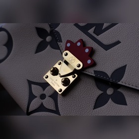 LV 【CRAFTY POCHETTE MéTIS Сумка】 Артикул： m45385 Рельефный принт