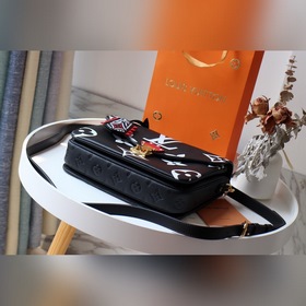 LV 【CRAFTY POCHETTE MéTIS Сумка】 Артикул： m45385 Рельефный принт