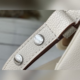 LV Модель： M59457 Бежевый Сумка Buci Изготовлена из знаковой ко