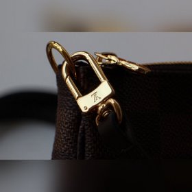 LV Модель M40712 Компактная и легкая сумка из парусины. Можно нос
