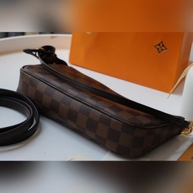 LV Модель M40712 Компактная и легкая сумка из парусины. Можно нос