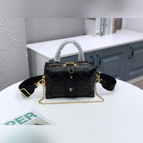 LV Артикул： M45393 Черная сумка Petite Malle Souple Эта сумка из