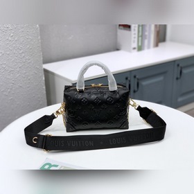 LV Артикул： M45393 Черная сумка Petite Malle Souple Эта сумка из 
