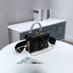 LV Артикул： M45393 Черная сумка Petite Malle Souple Эта сумка из 