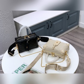 LV Артикул： M45393 Черная сумка Petite Malle Souple Эта сумка из 