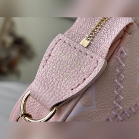 LV Артикул： M81140 Розовый клатч Кожа с тиснением Monogram и ром