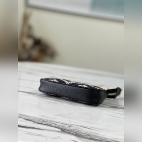 LV Артикул： M81140 Черный клатч Сумка из кожи с тисненым зернист