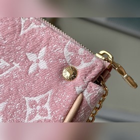 LV Артикул： M81176 Розовый джинсовый клатч Эта сумка сочетает в