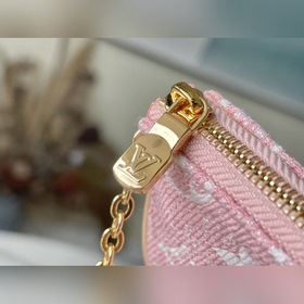 LV Артикул： M81176 Розовый джинсовый клатч Эта сумка сочетает в