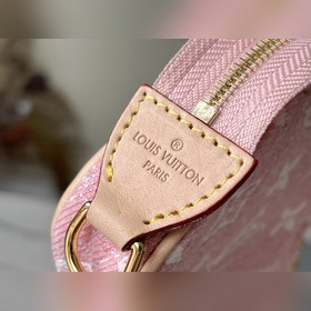 LV Артикул： M81176 Розовый джинсовый клатч Эта сумка сочетает в