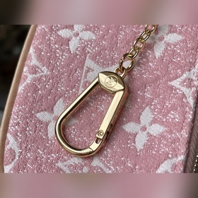 LV Артикул： M81176 Розовый джинсовый клатч Эта сумка сочетает в