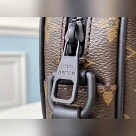LV Модель M69404 Мини-сумка Christopher Изготовлен из знакового