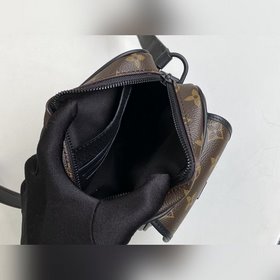 LV Модель M69404 Мини-сумка Christopher Изготовлен из знакового