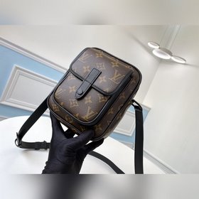 LV Модель M69404 Мини-сумка Christopher Изготовлен из знакового