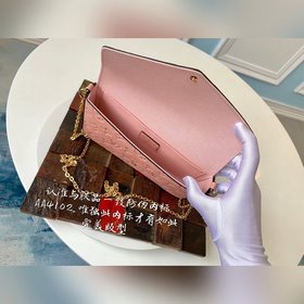 LV  Внешний слой из тисненной кожи Тележка с цепочкой Внутренняя