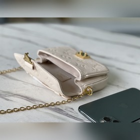 LV  Артикул： M81 Сумка с цепочкой Изготовлена из мягкой кожи, э