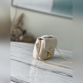 LV  Артикул： M81 Сумка с цепочкой Изготовлена из мягкой кожи, э
