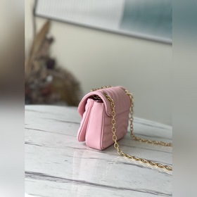 LV Артикул： M20687 Розовый маленький чемоданчик на цепочке Эта 