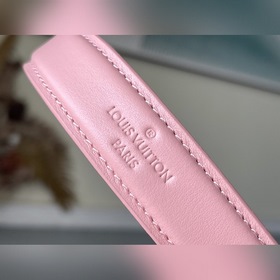 LV Артикул： M20687 Розовый маленький чемоданчик на цепочке Эта 