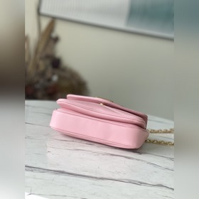 LV Артикул： M20687 Розовый маленький чемоданчик на цепочке Эта 
